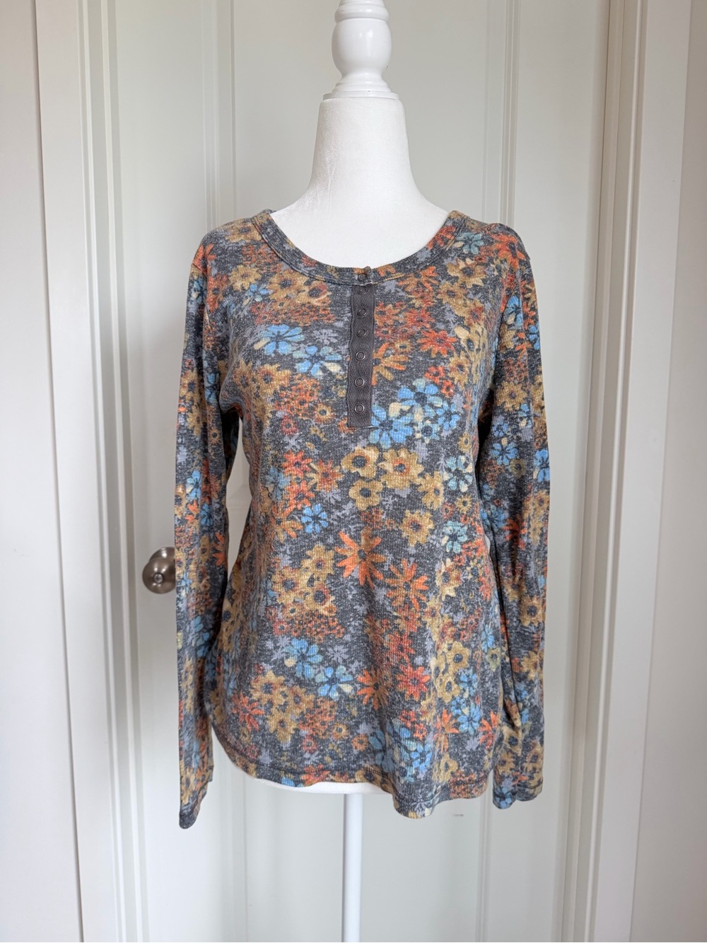 Vintage Inspired Floral Button Henley Long-Sleeve Top - Gray Multi